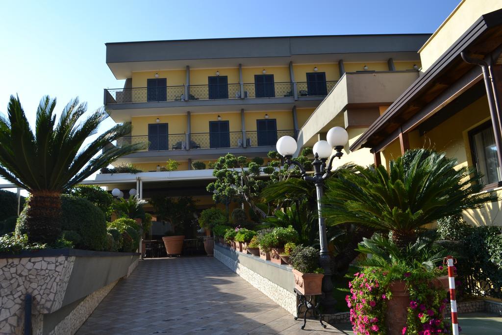 Hotel Ristorante Donato Calvizzano Esterno foto